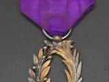un ruban violet orné d'une couronne argentée et d'un ruban violet