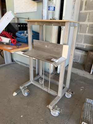 une table sur laquelle est posé un ordinateur portable, dans un garage