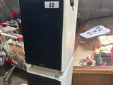 une machine en noir et blanc posée sur une table en bois