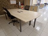 une table sur laquelle est posé un ordinateur portable, dans un bureau