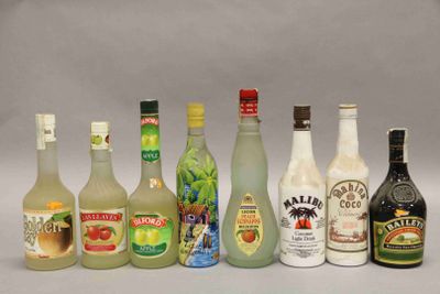 de nombreux types de bouteilles d'alcool alignés sur une table