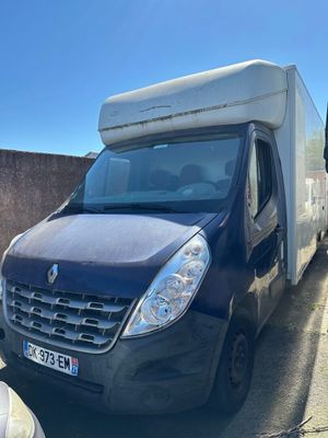 une camionnette garée sur le côté de la route