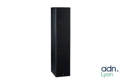 un gros plan d'une grande enceinte noire sur fond blanc