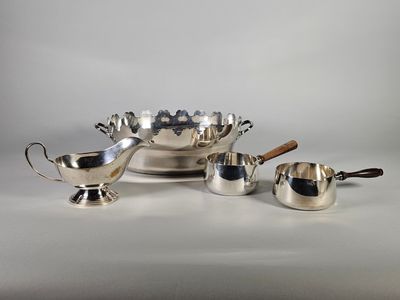 Lot de métal argenté comprenant deux casseroles, le manche e…