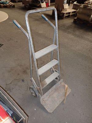 un petit diable avec une échelle dans un garage