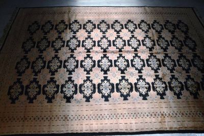 un tapis noir et blanc posé au sol dans une pièce