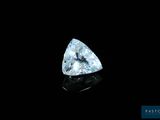 un diamant blanc sur fond noir