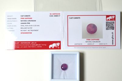 une carte sur laquelle figure l'image d'une pierre violette