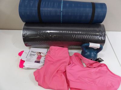 deux tapis de yoga et une paire de gants posés sur une table
