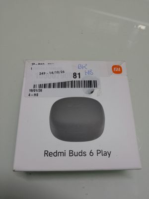 une boîte blanche sur laquelle figure le logo « Redmi Buds 6 Play »