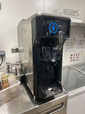 une machine à café posée sur un comptoir dans une cuisine