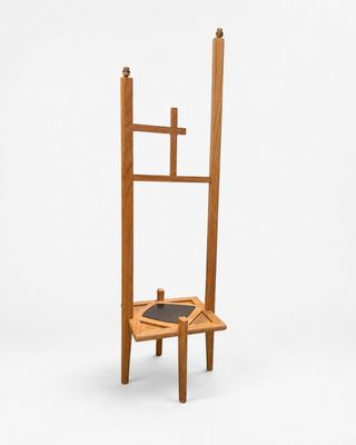 une image représentant une chaise en bois avec une assise noire sur fond blanc