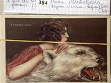 une photo d'une femme tenant un chien auquel est attaché un petit mot