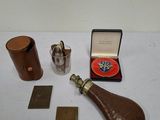 une petite bouteille, un briquet et quelques autres objets posés sur une table