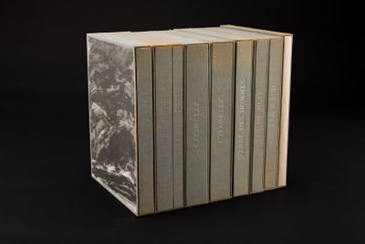 une pile de livres posée sur une table noire