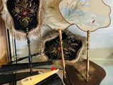 une exposition de chapeaux et d'autres objets dans une vitrine