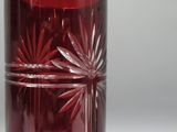 un vase en verre rouge orné d'un motif floral