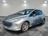 la photo d'une voiture argentée garée dans un garage