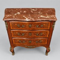 Petite commode en bois de placage à décor marqueté, ouvrant … (photo 3)