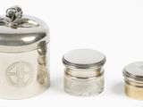 un récipient en argent muni d'un couvercle en argent, un récipient en argent muni d'un couvercle en argent, un récipient en argent muni d'un couvercle en argent et un récipient en argent muni d'un couvercle en argent