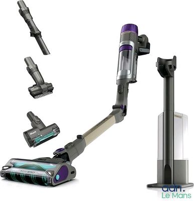 l'aspirateur est fixé à la base du support et relié aux autres parties de l'appareil