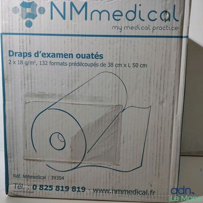 une boîte contenant un rouleau de papier