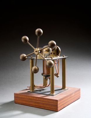 une image représentant une maquette en métal et en bois d'une machine