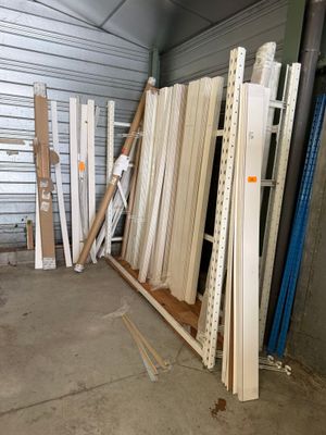 de nombreux types différents de métal et de bois dans un espace de stockage