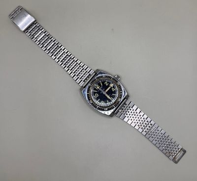 une image représentant une montre posée sur une table, sur fond blanc