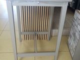une photo d'une table sur laquelle est posé un panneau