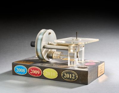 une petite maquette de machine exposée sur une table