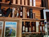 de nombreuses bouteilles d'alcool sur les étagères du bar