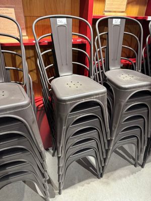 Plusieurs chaises en métal sont alignées en rangée dans un magasin