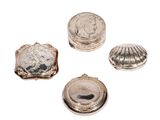 trois objets en argent, dont un coquillage, une pièce de monnaie et un coquillage