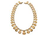 gros plan d'un collier en or sur fond blanc