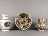 trois vases et un bol posés sur une table