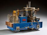une petite machine bleue posée sur une table