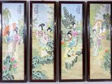 quatre tableaux asiatiques encadrés représentant des femmes et des fleurs dans un jardin