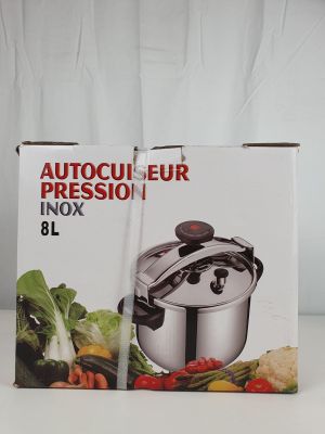 emballage d'un autocuiseur en acier inoxydable posé sur une table