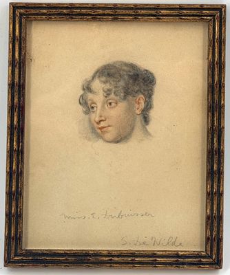 portrait d'une jeune femme dans un cadre marron sur fond blanc