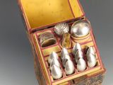 une boîte en bois contenant de l'argenterie sur une table