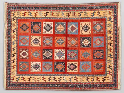 un tapis rouge et bleu à motifs géométriques sur fond blanc