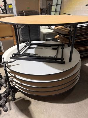 une table sur laquelle sont posées plusieurs assiettes