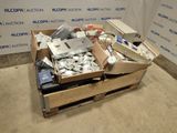 un tas d'appareils électroniques divers dans une boîte