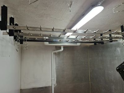 une photo d'une pièce où de nombreux fils pendent du plafond