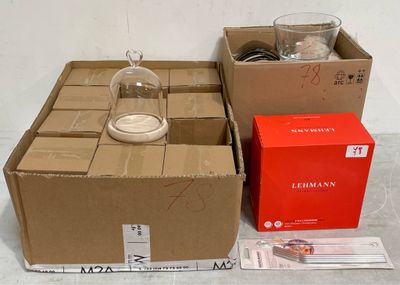 une boîte contenant un verre et une boîte contenant une bougie