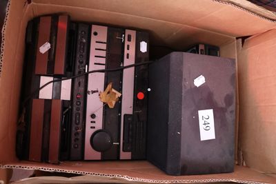 une boîte en carton contenant tout un tas d'appareils électroniques