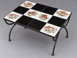 une table basse à damier noir et blanc ornée de chevaux