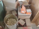 un seau de bananes posé par terre à côté de cartons
