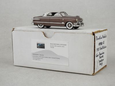 une petite voiture jouet posée sur une boîte